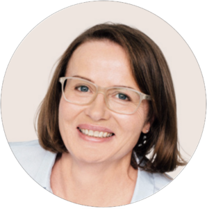 Gerda B. Mitglied Online Marketing Community mit einer freundlichen Ausstrahlung und Brille.