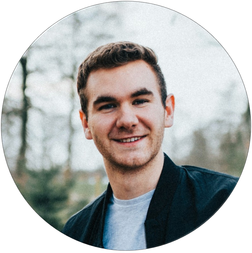 Jan Gemeinhardt lächelt freundlich in einem natürlichen Umfeld mit Bäumen im Hintergrund.
