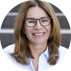 Jutta K., Mitglied der Online Marketing Community, lächelt freundlich in die Kamera.