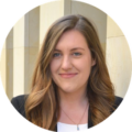 Kathi Pelle, Webgefährte für digitale Lösungen, lächelnd in einem professionellen Umfeld.