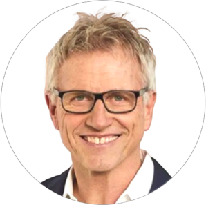 Thomas S. Mitglied der Online Marketing Community lächelt freundlich und trägt eine Brille, während er in die Kamera schaut.