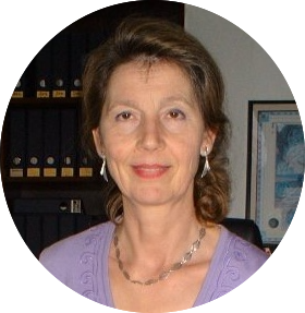 Ariane R. Mitglied Online Marketing Community mit lächelndem Gesicht und einfacher Geschäftsbekleidung.