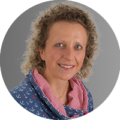 Cindy Flink, Expertin für Webgefährte, lächelt in einem runden Porträtfoto.