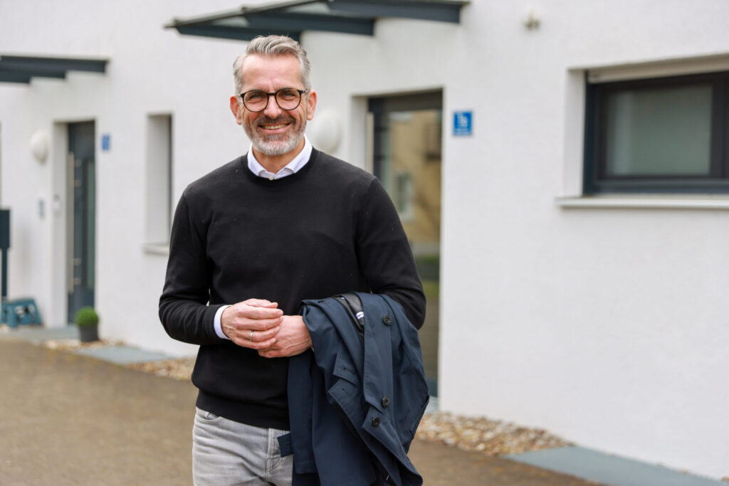 Eigentümer Stefan Bösl vor seinem Mehrfamilienhaus