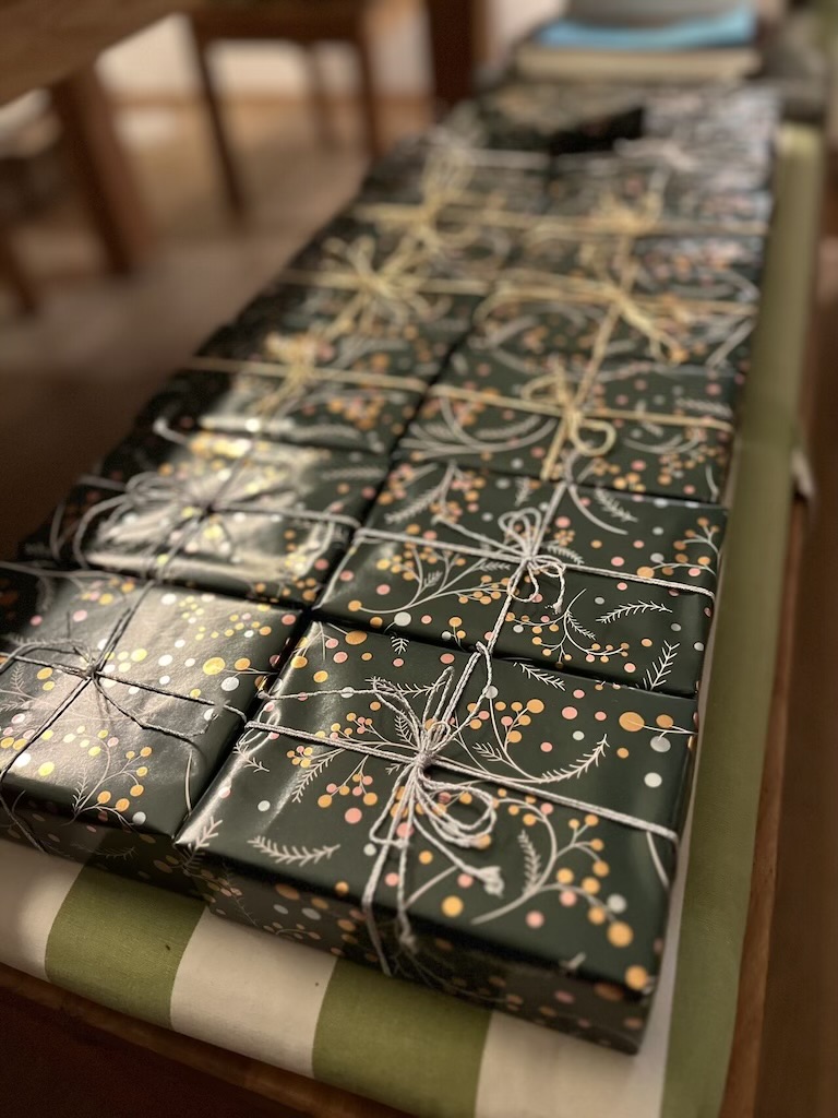 Weihnachtspraesent-zeit: Eine Vielzahl von festlich verpackten Geschenken auf einem Tisch.